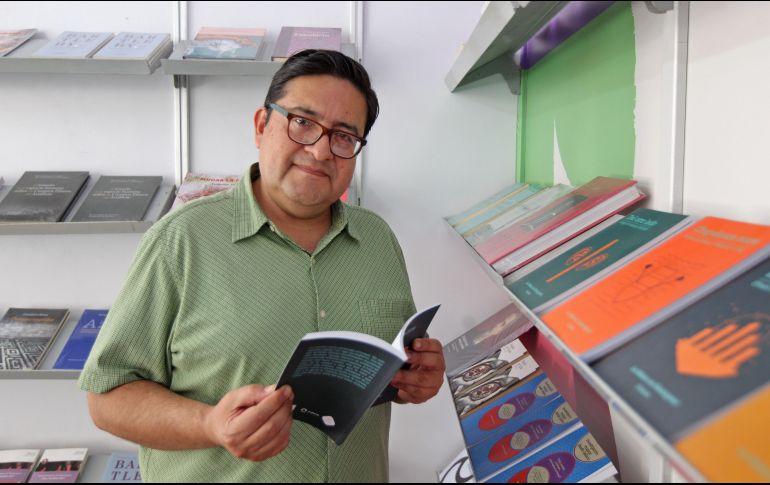 David Izazaga, titular de la dependencia, explica que producir libros de bolsillo abarata los costos de producción y permitirá obsequiarlos en el interior del Estado.  EL INFORMADOR/G. Gallo