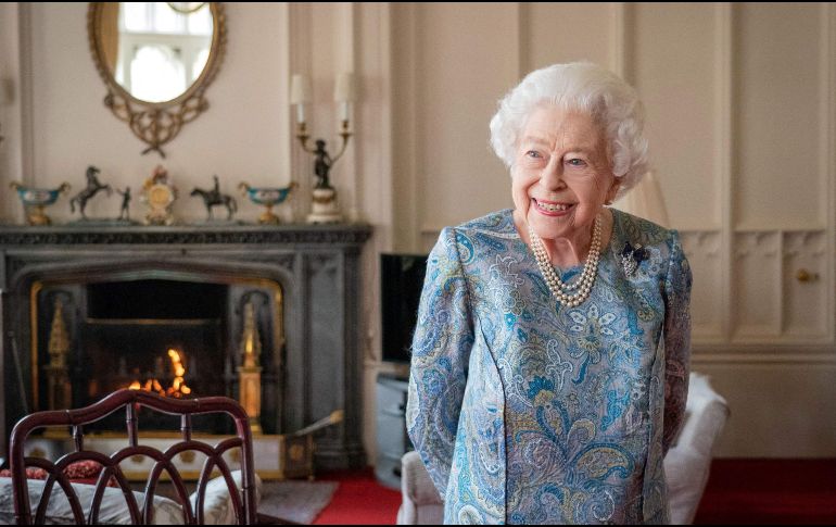 La monarca, que festejó su cumpleaños 96 la semana pasada en privado, posa para los fotógrafos. AFP / D. Lipinski