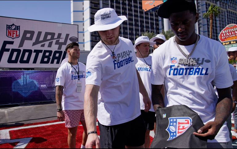 Esta noche, los equipos deberán pelear por las joyas (foto) que buscarán firmar con alguna organización en el Draft NFL 2022. AP / J. Locher