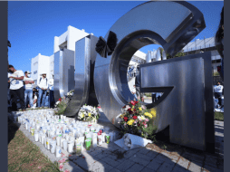 Los universitarios se concentraron en la Unidad de Ciencias de la Vida de la UG, y junto a las letras emblemáticas de la institución colocaron veladoras encendidas; hicieron un minuto de silencio y se convocaron a cuidarse entre sí. TWITTER / @UdeGuanajuato