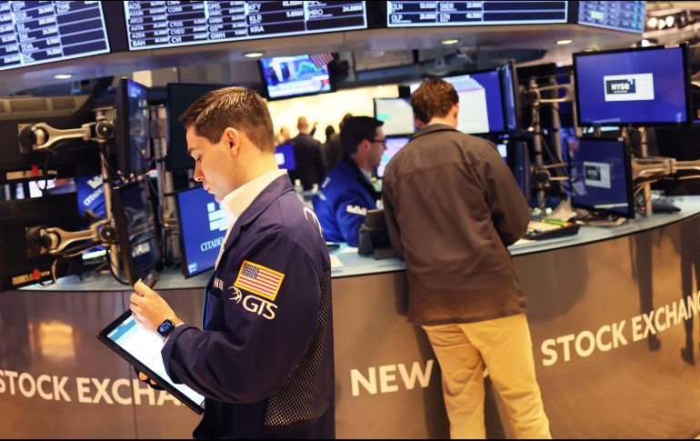 Al cierre de las operaciones en la Bolsa de Nueva York, el Dow Jones sumó 614.46 puntos, hasta 33 mil 916.39 unidades. AFP/M. Santiago