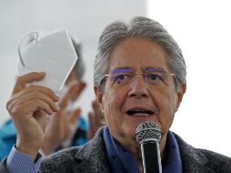 Pedro Castillo Lasso tomó su mascarilla que la tenía a un lado y señaló que 