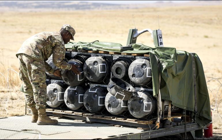 Los uniformados ucranianos están aprendiendo a utilizar los cañones Howitzer, que les está suministrado el gobierno de EU. AFP / Getty Images / M. Ciaglo