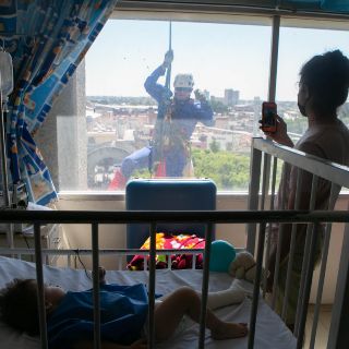 Por Día del Niño, superhéroes visitan a menores en Hospital Civil
