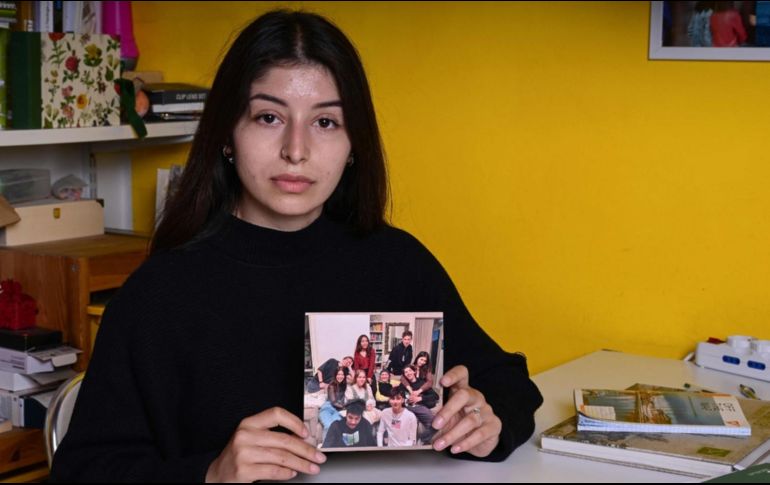 Yana Alieva, de Kharkiv, muestra una foto de ella y sus amigos ucranianos. AFP/M. Medina