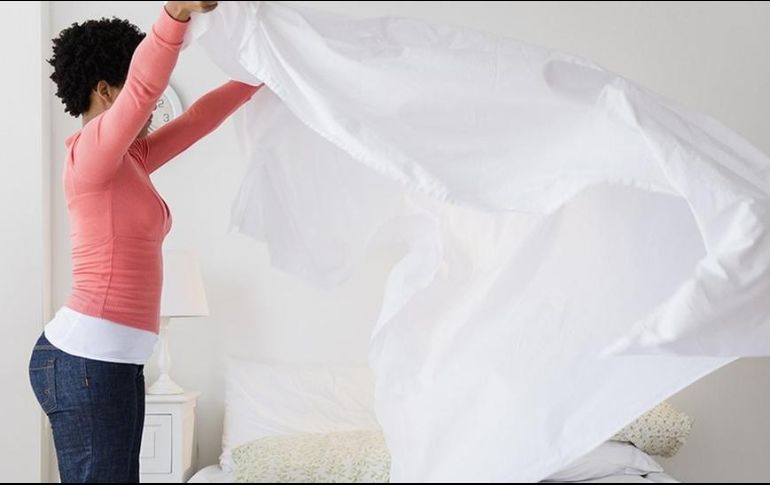 Las mujeres solteras cambian las sábanas con más frecuencia que los hombres. GETTY IMAGES