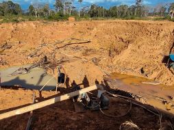 La policía visitó el sitio de la mina abandonada que sepultó a las 12 mujeres de Indonesia. AFP/M. Agussalim