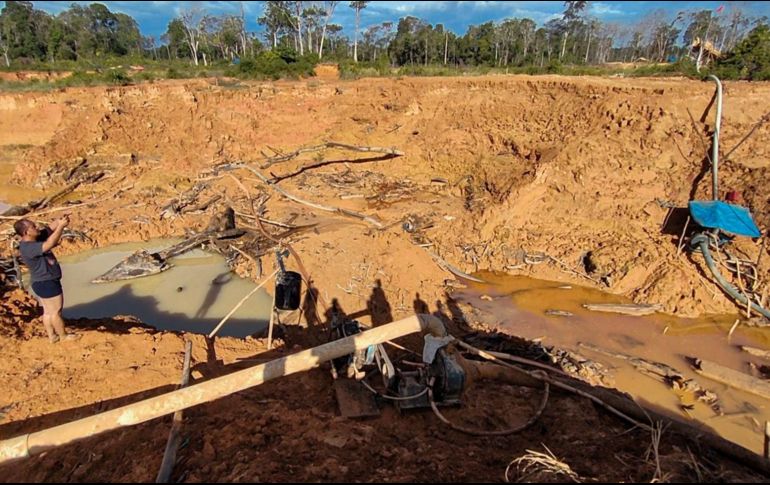 La policía visitó el sitio de la mina abandonada que sepultó a las 12 mujeres de Indonesia. AFP/M. Agussalim