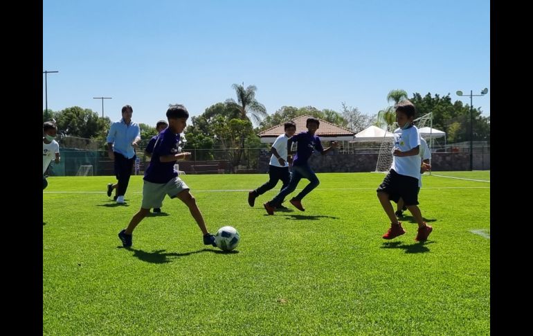 La gran mayoría se alegró de poder jugar un partido de futbol, con la sorpresa de tener como invitado especial al ex futbolista del Atlas, Bruno Marioni. EL INFORMADOR / M. Navarro