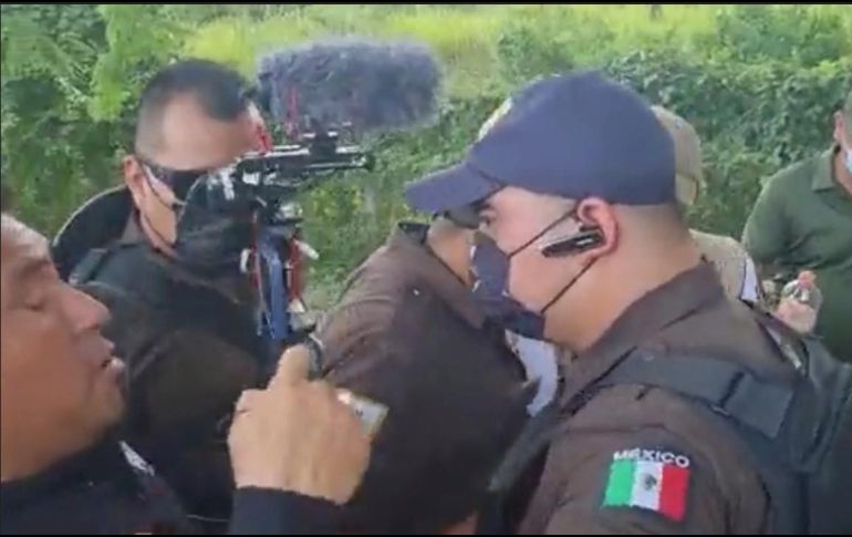 En el video, se ve a un agente corpulento que empuja al periodista Pedro Gerardo López y lo hace caer al suelo. ESPECIAL/CAPTURA DE VIDEO