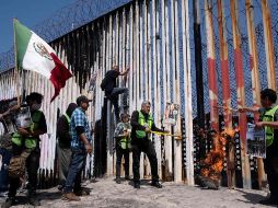 Migrantes se manifiestan en la valla fronteriza ubicada en Tijuana, Baja California. AFP/G. Arias