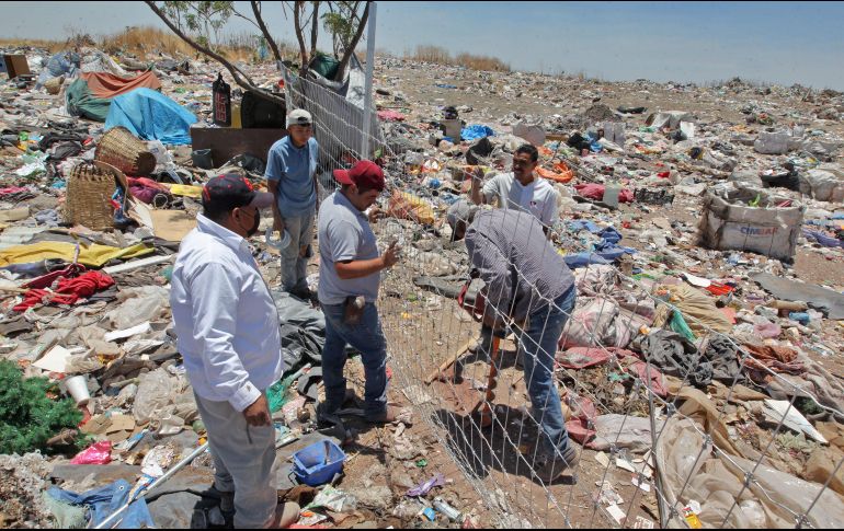 Personal del Ayuntamiento colocó ayer una malla ciclónica para delimitar la zona y que solamente queden abiertas las cinco hectáreas que ocupará un centro de transferencia. EL INFORMADOR/A. Camacho