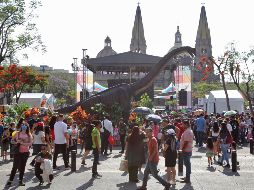 La hilera de personas abarcaba la totalidad de la plaza, unos con sombrillas en el sol, otros sin ninguna protección para cubrirse de los rayos de la tarde. EL INFORMADOR / A. Camacho