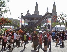 La hilera de personas abarcaba la totalidad de la plaza, unos con sombrillas en el sol, otros sin ninguna protección para cubrirse de los rayos de la tarde. EL INFORMADOR / A. Camacho