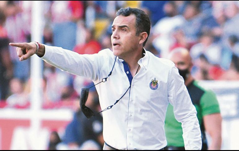RICARDO CADENA. El estratega interino rescató la campaña para Chivas al clasificarlos a la repesca, IMAGO7