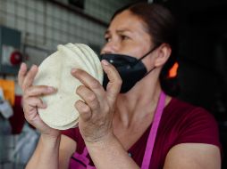 El maíz y la harina de maíz nixtamalizado son las dos materias primas, por lo que ante el alza o baja de sus precios, el costo de la tortilla se ve afectado. EL INFORMADOR / ARCHIVO