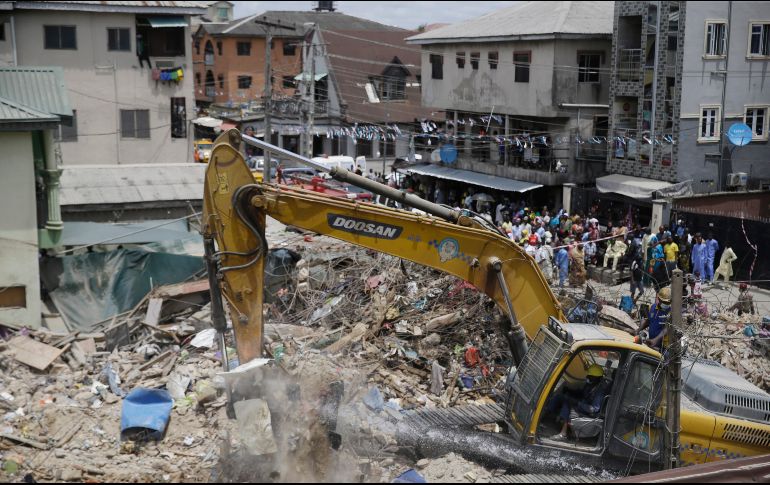 Se desconoce el número de víctimas que pudieran estar atrapadas entre los escombros. AP/S. Alamba