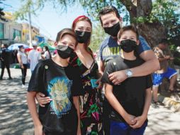 Los gemelos Iker y Érick Madrid, de 12 años, recibieron su primera dosis de la vacuna Pfizer en el Auditorio Benito Juárez. EL INFORMADOR/ G. GALLO