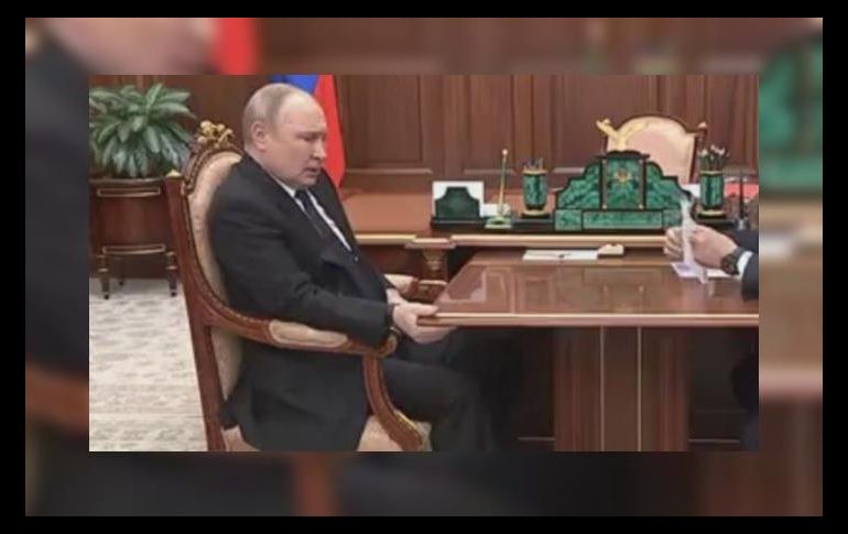 En el reciente video se puede ver un comportamiento inusual en el mandatario ruso, Vladímir Putin, lo dio mayor fuerza a los rumores. ESPECIAL