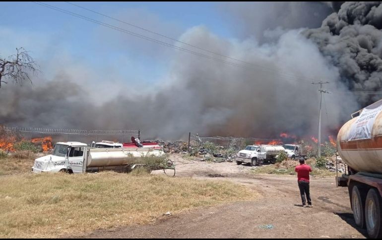 El humo en color negro se podía observar de diferentes puntos del municipio de Tlajomulco de Zúñiga. Cortesía / Protección Civil Jalisco