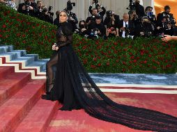 Aquí te dejamos algunos personajes que deslumbraron a la audiencia con sus extravagantes diseños inspirados en la indumentaria masculina y femenina de Estados Unidos. AFP / A. Weiss