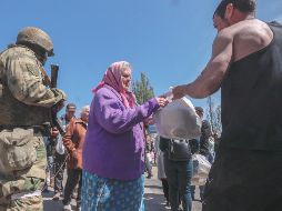 En los territorios de Ucrania desmilitarizados y desnazificados las fuerzas armadas de Rusia los militares mantienen el orden y distribuyen alimentos. EFE/S. Ilnitsky