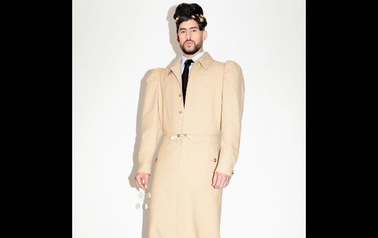 El cantante puertorriqueño Bad Bunny, se robó las miradas con su peculiar traje. / AP