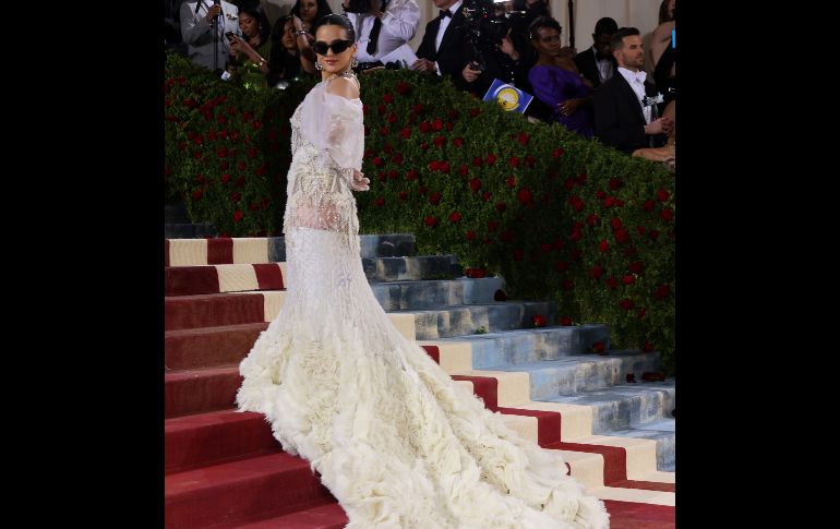 La cantante española, Rosalía, destacó con su vistoso vestido y sus singulares lentes oscuros. EFE/ J. Lane