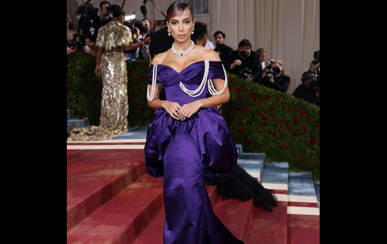 Anitta, de origen brasileño también se robó las miradas con su llamativo vestido. EFE / J. Lane