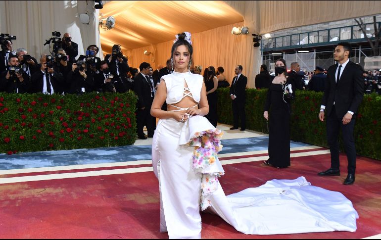 La colombiana, Camila Cabello asistió al evento con una prenda blanca muy llamativa. AFP / A. Weiss