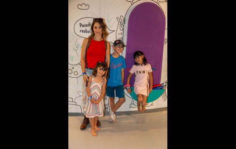 Viridiana de Anda con Arantza,Mateo y Valeria Loera. GENTE BIEN JALISCO/Jorge Soltero