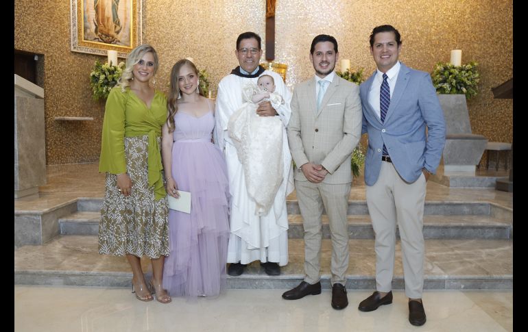 Amine Peró Assam, Claudia Ramos Flores, Fray Héctor Manuel Figueroa García, Rafaella Santana Ramos, Bernardo Enrique y Ricardo Santana Medina. GENTE BIEN JALISCO/Claudio Jimeno