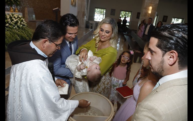 Rafaella recibiendo el bautizo. GENTE BIEN JALISCO/Claudio Jimeno