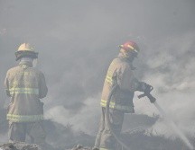 Las condiciones atmosféricas registradas ayer lunes y la madrugada del martes permitieron la acumulación de humo en las zonas aledañas, alertó la Semadet. ESPECIAL / PC Jalisco