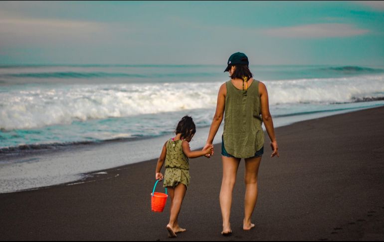 Un buen regalo para mamá es un viaje según su personalidad. ESPECIAL/Photo by Lenin Estrada on Unsplash.