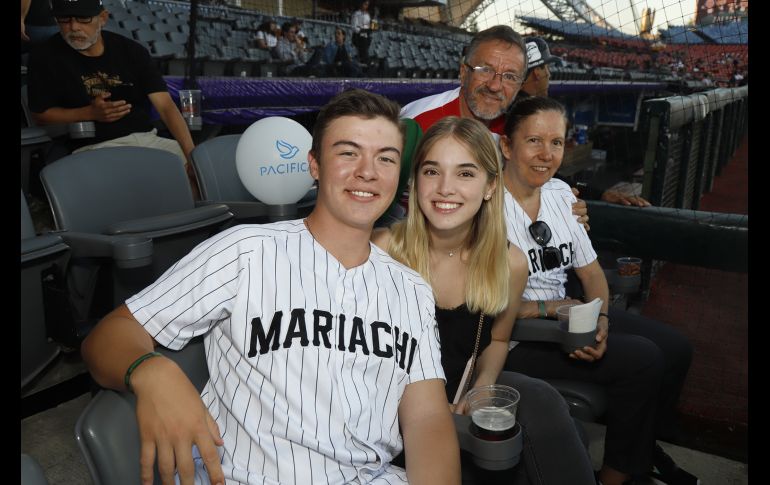 Miguel Loyola, Karen Serratos, José Luis Flores Topete y Regina Chuzeville. GENTE BIEN JALISCO/Claudio Jimeno