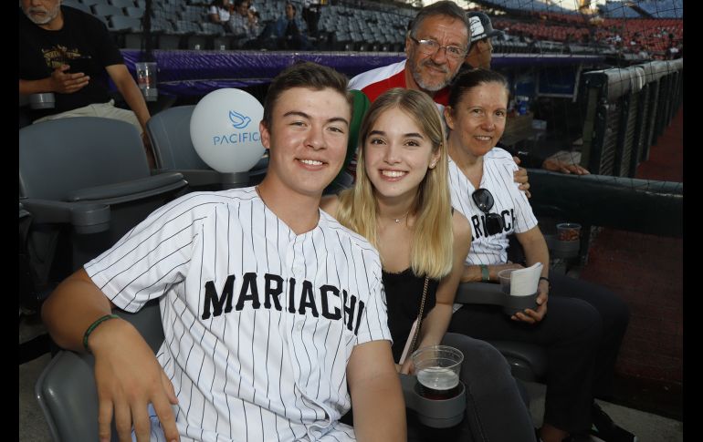 Miguel Loyola, Karen Serratos, José Luis Flores Topete y Regina Chuzeville. GENTE BIEN JALISCO/Claudio Jimeno