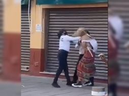 En el video se puede ver como las oficiales que tienen un pañuelo morado, en seña de que están capacitadas en temas de género, agreden a quienes exigen las manifestantes. ESPECIAL