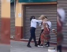 En el video se puede ver como las oficiales que tienen un pañuelo morado, en seña de que están capacitadas en temas de género, agreden a quienes exigen las manifestantes. ESPECIAL