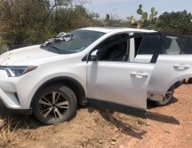 Los uniformados realizaron una inspección y en uno de los asientos de la camioneta encontraron una bolsa de plástico que contenía marihuana. CORTESÍA/SSEJ