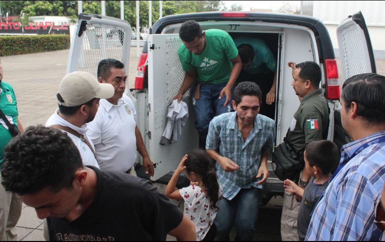 De acuerdo con fuentes locales, el vehículo de carga fue ubicado en una estación de gasolina por agentes de la policía, quienes al hacer una revisión de rutina hallaron a los migrantes en condiciones infrahumanas. EFE