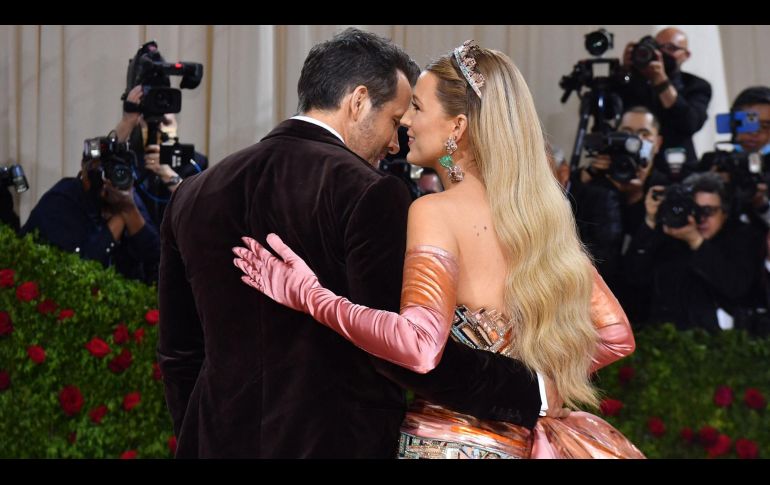Blake Lively y Ryan Reynolds fueron anfitriones en la Met Gala 2022. AFP/ Angela Weiss