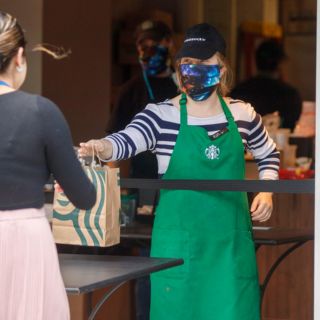 Starbucks anuncia aumento de salario para algunos empleados
