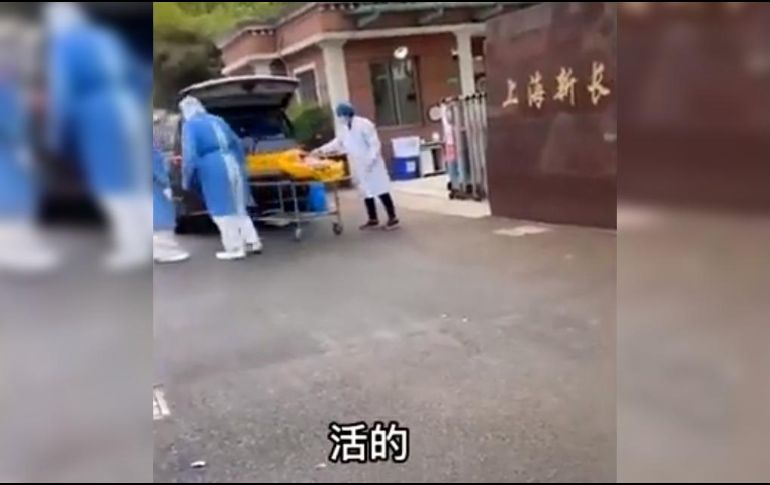 En el video se puede ver cómo el hombre que abre el cierre se asusta al ver que el anciano estaba vivo.ESPECIAL