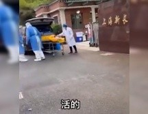 En el video se puede ver cómo el hombre que abre el cierre se asusta al ver que el anciano estaba vivo.ESPECIAL