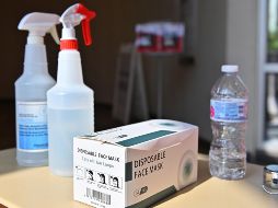 En escuelas y otros espacios cerrados el cubrebocas seguirá siendo obligatorio. AFP/ARCHIVO