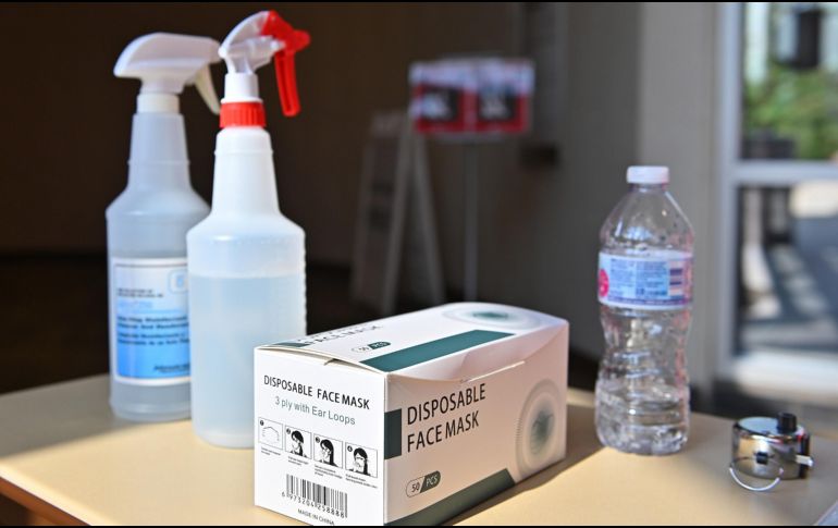 En escuelas y otros espacios cerrados el cubrebocas seguirá siendo obligatorio. AFP/ARCHIVO