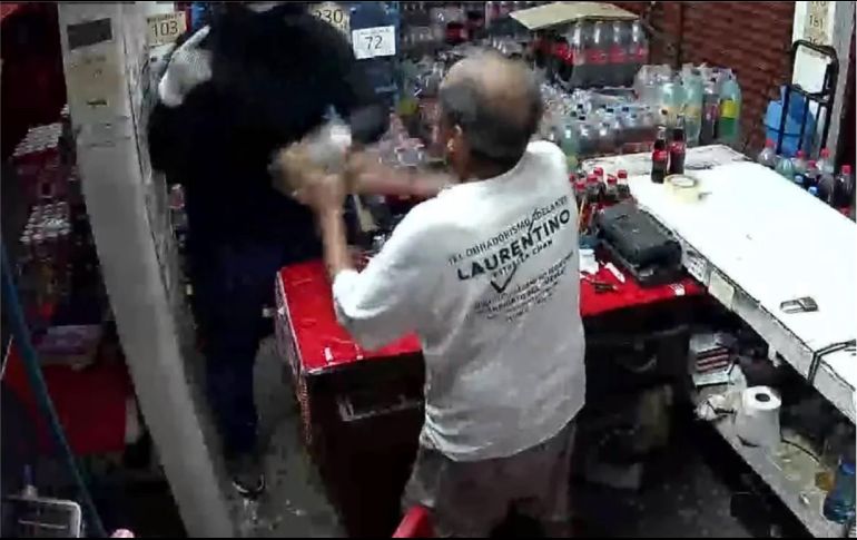 Mientras el señor se trata de reincorporar, el maleante se escapa del lugar con una caja donde se encontraba todo el dinero de las ventas. ESPECIAL