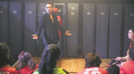 Mauricio Ochmann. El actor, en “Las Bravas F.C.”, da vida a “Roberto Casas”, el mejor futbolista mexicano que ha jugado en Europa. ESPECIAL/HBO Max
