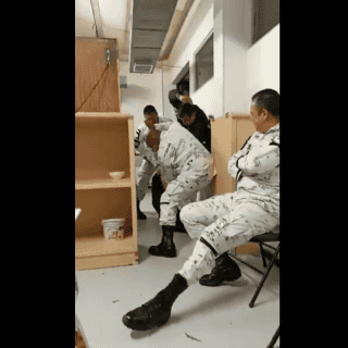 Oficiales de la Guardia Nacional bajan pantalón a compañero y lo nalguean (VIDEO)
